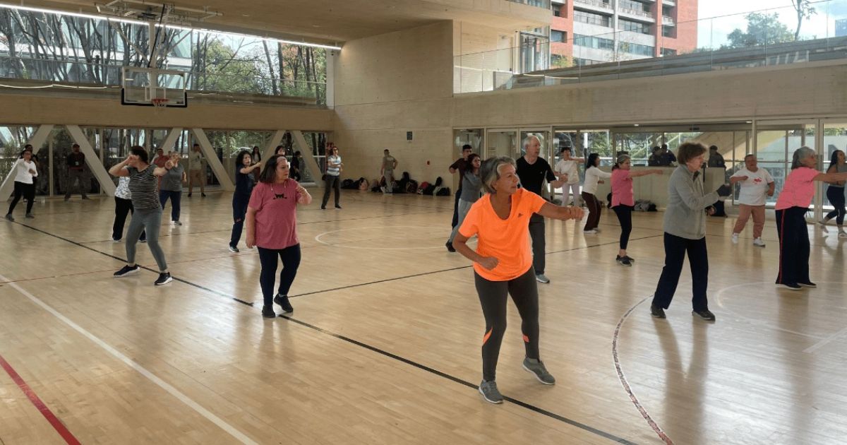 Imagen de varias personas tomando las clases gratis del CEFE Chapinero