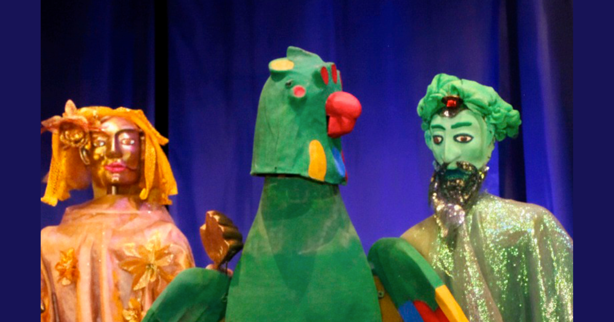 Imagen de los personajes de la obra en acción.