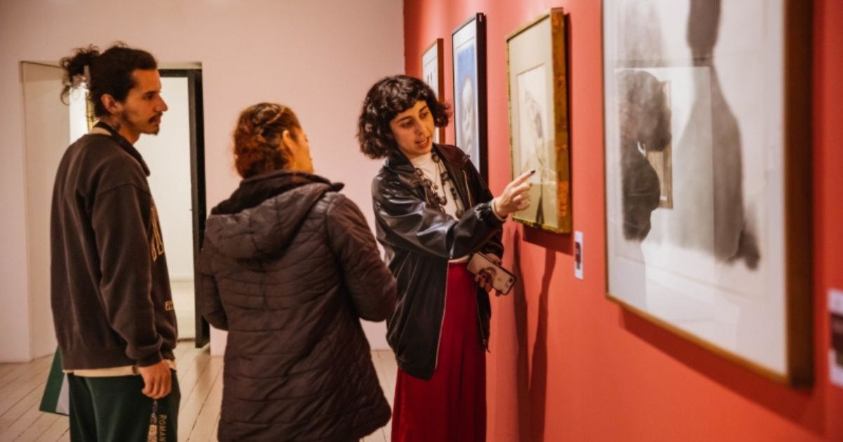 Imagen de mujeres en exposición de arte