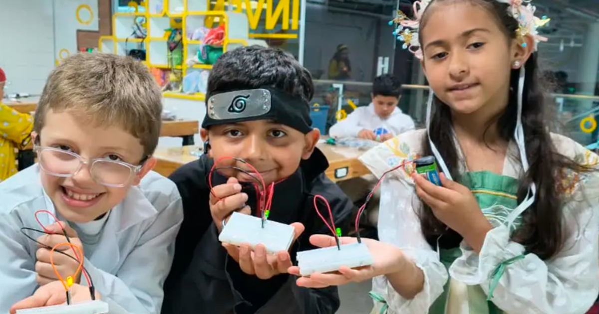 Imagen de varios niños tomando los talleres en Maloka.