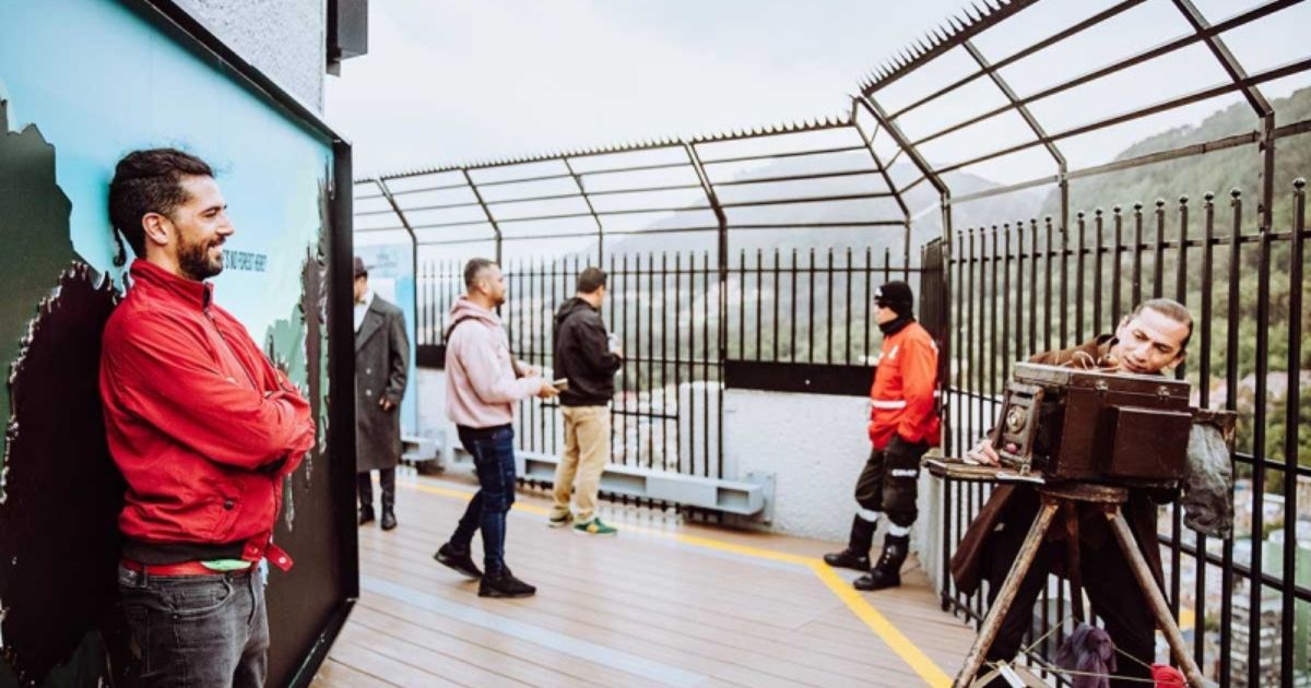 Imagen de personas en Torre Colpatria, actividad 'Tardeando Centro'