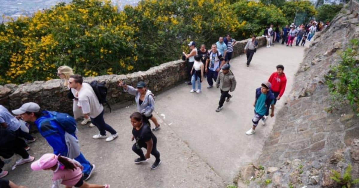 Foto de bogotanos y bogotanas en el sendero de ascenso al cerro de Monserrate en Bogotá.