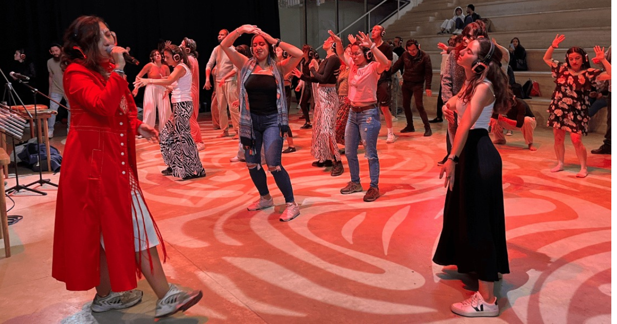 Imagen de varios jóvenes bailando en lo que aprece una pista de baile.