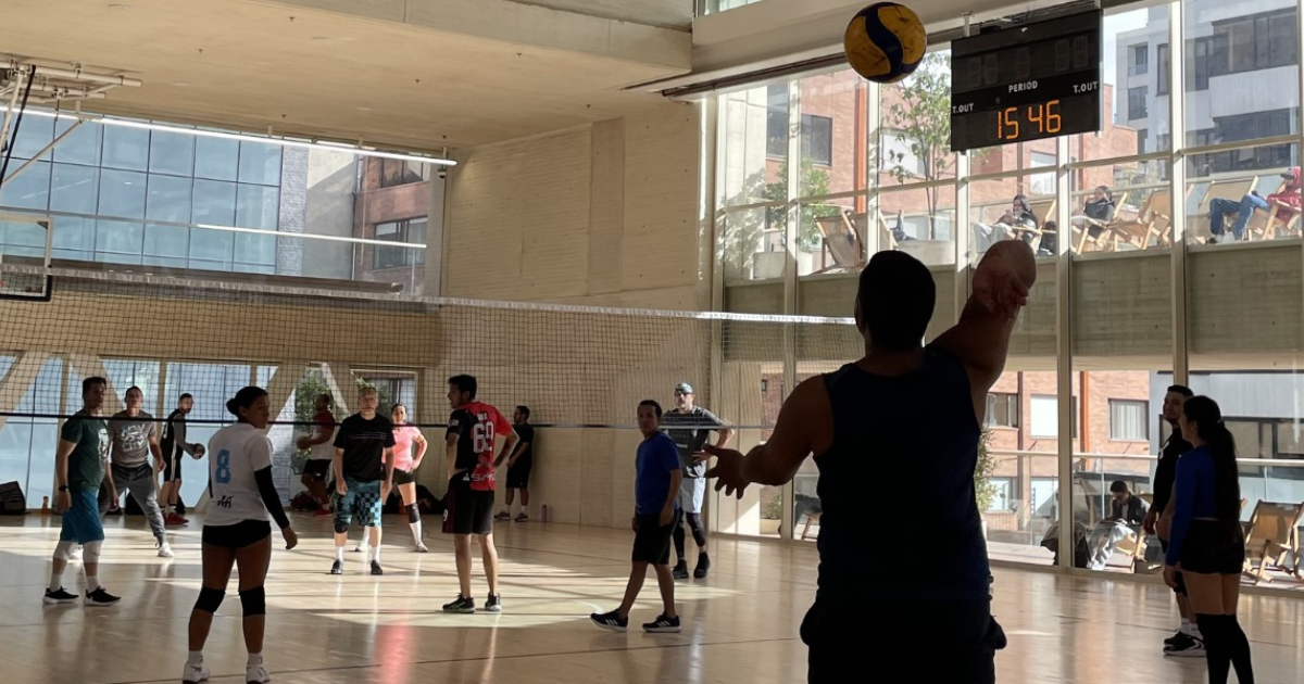 Imagen de un grupo de jóvenes disfrutando de este espacio en el CEFE Chapinero.