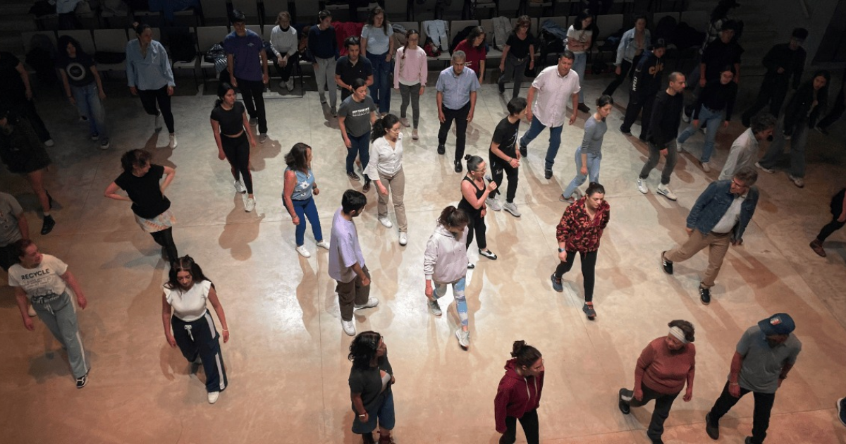 Imagen de varias personas disfrutando de un salón de baile en el CEFE Chapinero