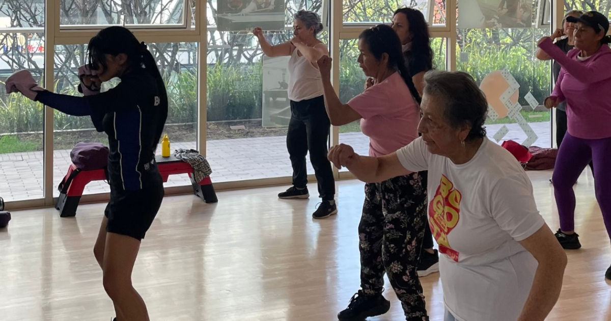 Imagen de varias personas de todas las edades disfrutando de la clase gratis.