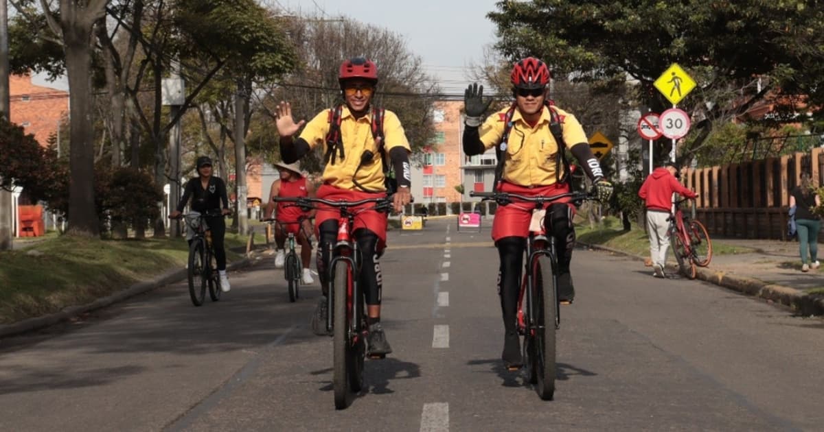 Foto de guardianes de la Ciclovía de Bogotá.