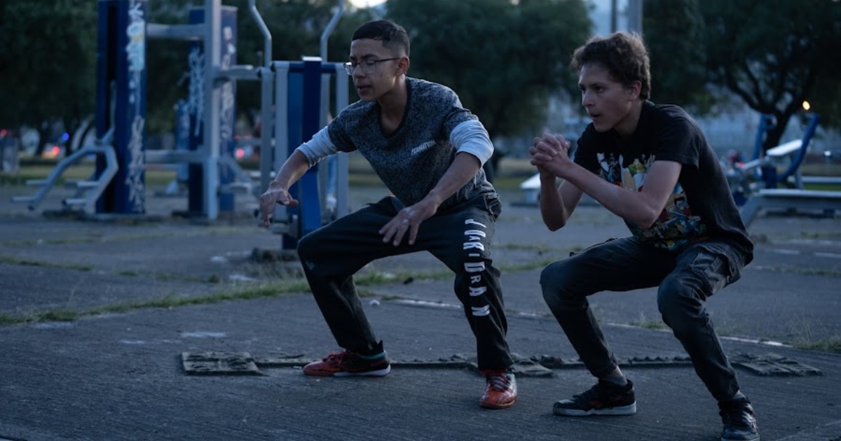 Foto que muestra dos personas haciendo ejercicio