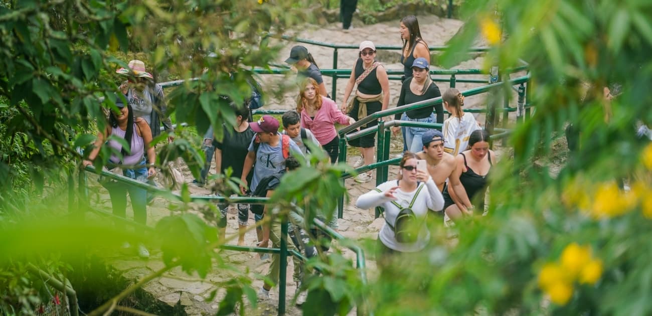 personas caminando sendero