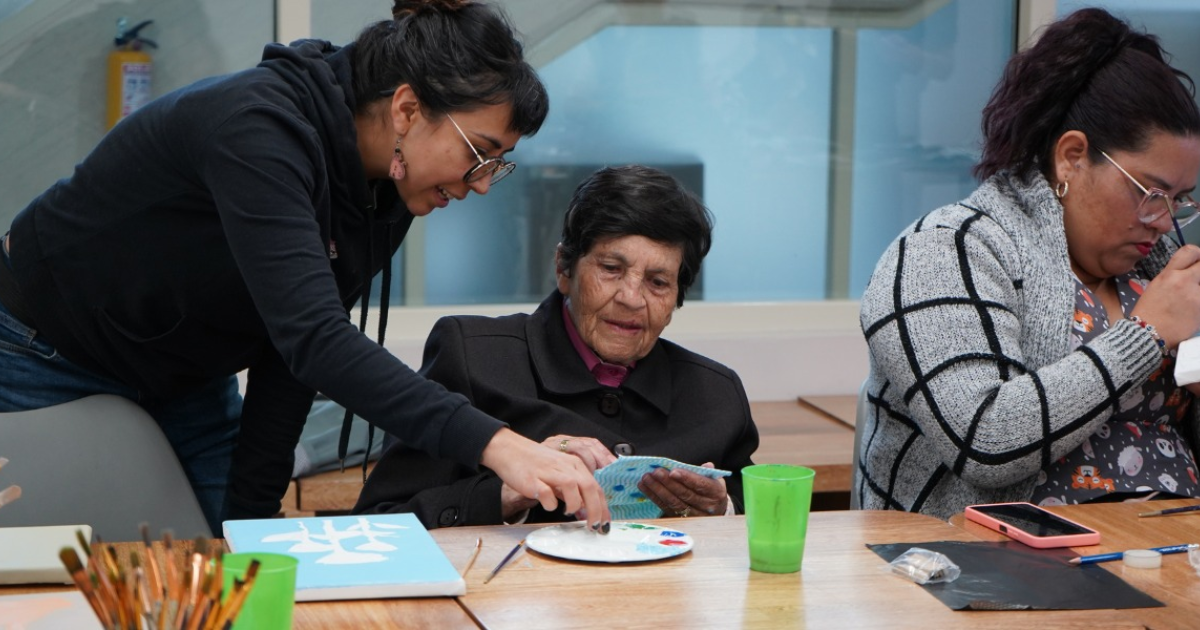 Imagen de varios adultos mayores tomando el taller de artes plásticas en un salón del CEFE Chapinero