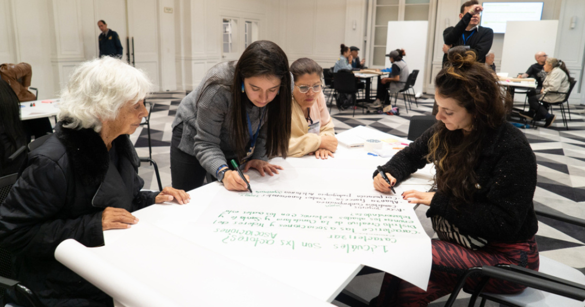 Imagen de varias personas tomando el taller.