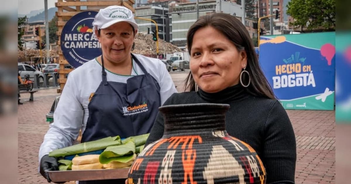 Foto de dos mujeres emprendedoras y víctimas del conflicto en una feria en Bogotá.