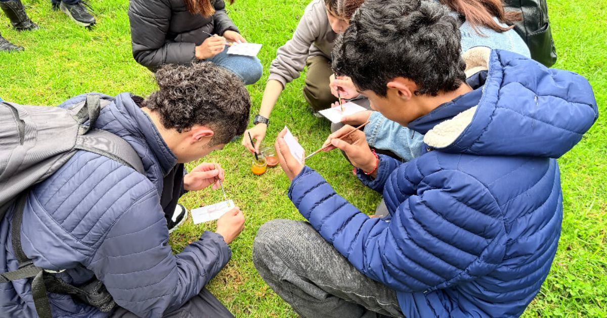 Imagen de adolescentes en la Dibujatón 