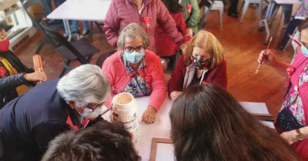 Imagen de adulto mayor pintando