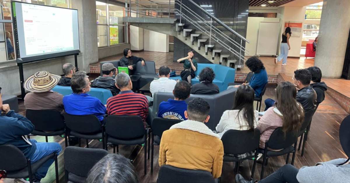 Foto que muestra personas sentadas en un auditorio