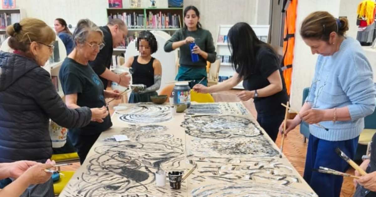 Foto que muestra personas reunidas 