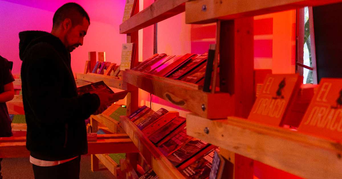 Foto que muestra un hombre leyendo un libro 