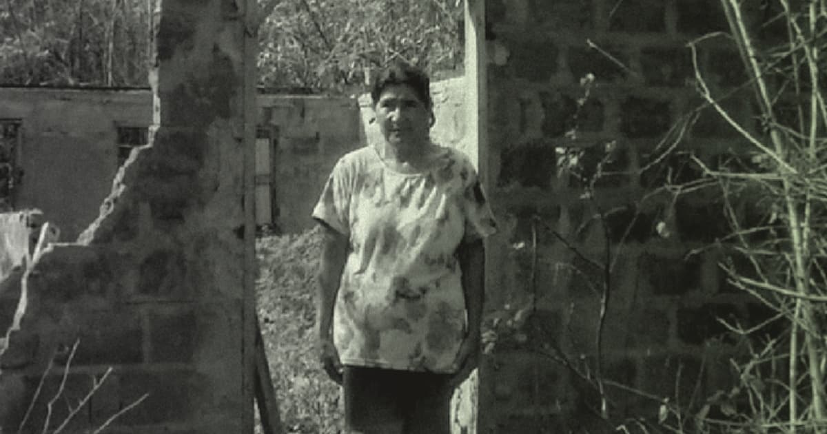 mujer posando frente a cámara