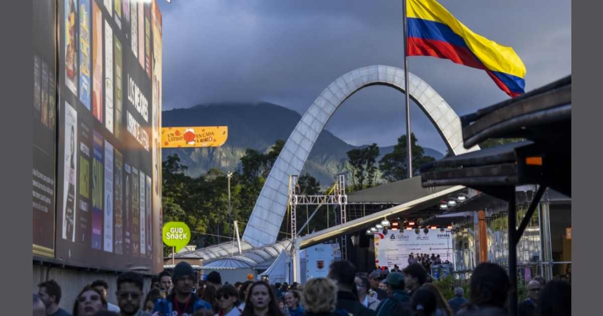 Imagen panorámica de la Plaza del arco de Corferias.