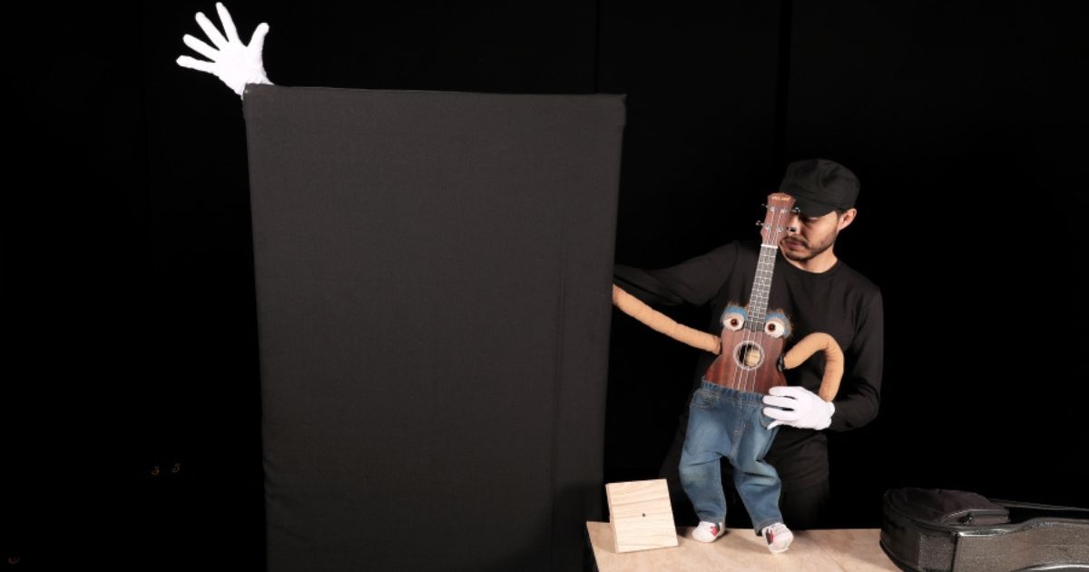 Imagen de un Ukelele sobre una mesa