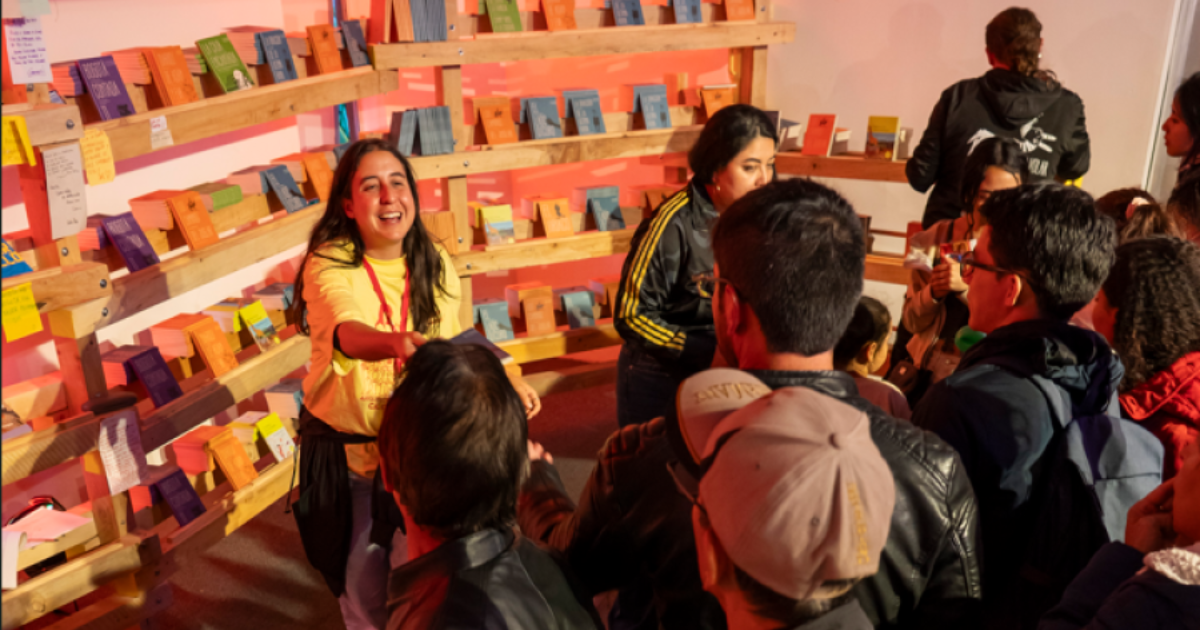 Imagen de varias personas participando en el taller de Libro al Viento.