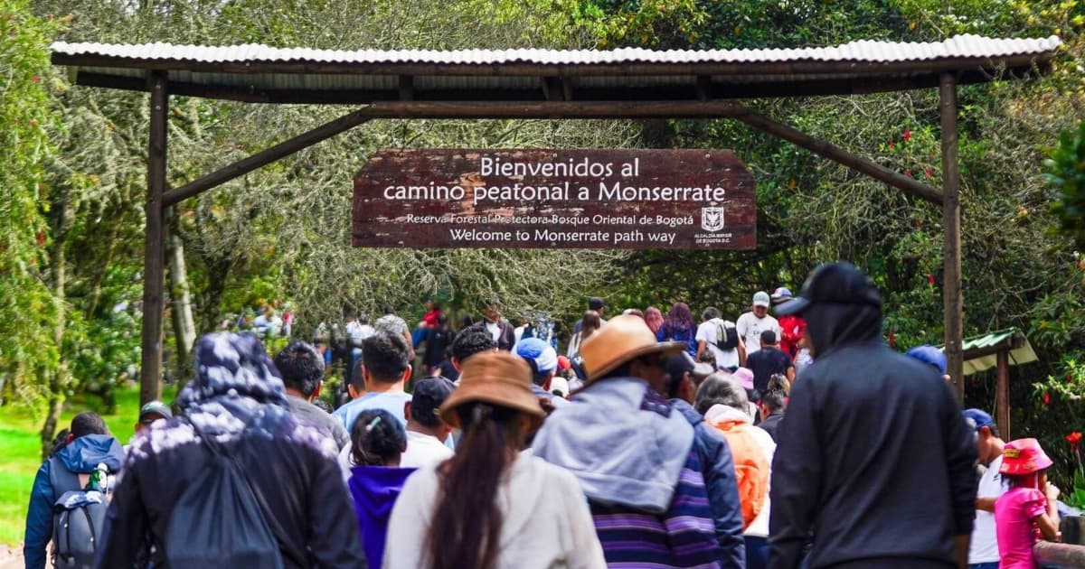 Personas ascendiendo por sendero de Monserrate