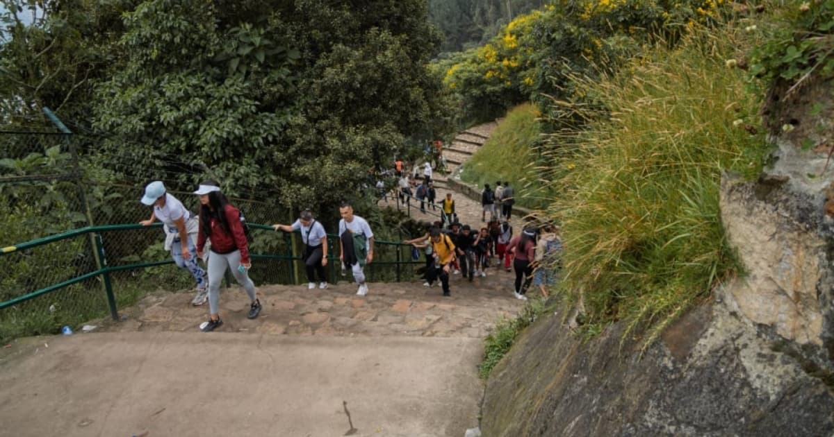 Personas ascendiendo por sendero de Monserrate
