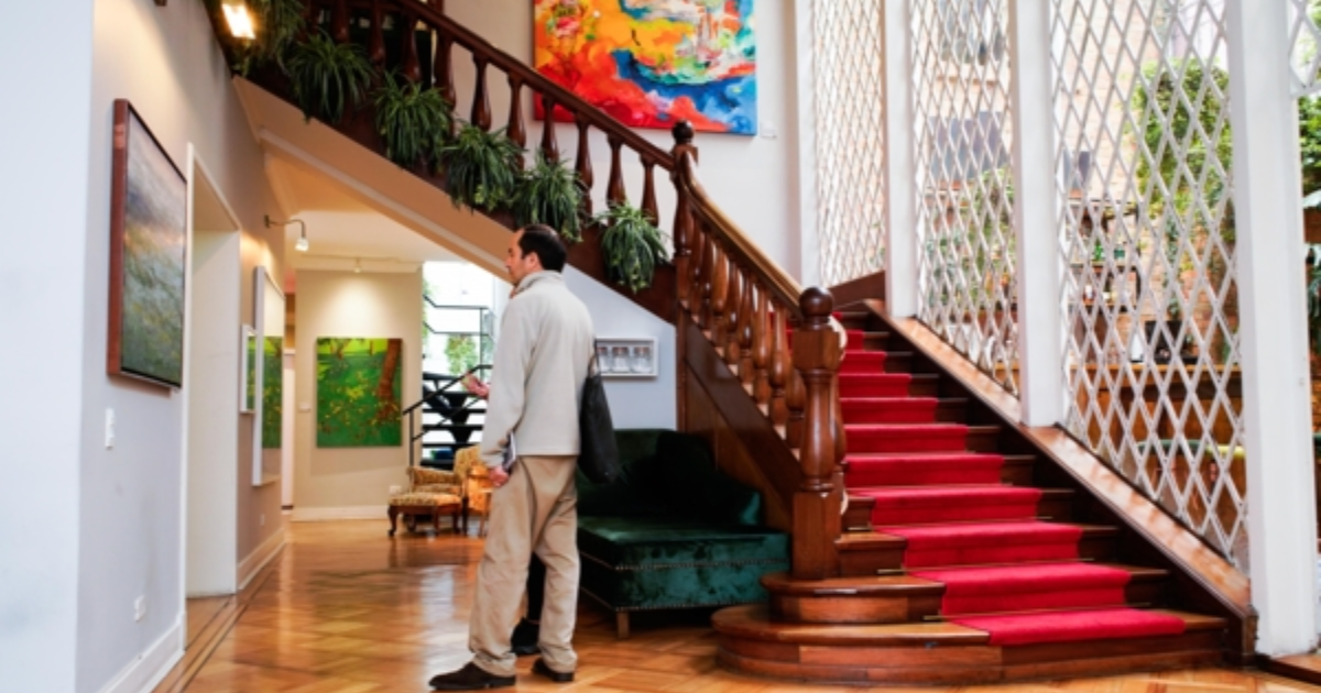 Imagen de un hombre que hace un recorrido por uno de los espacio de Fin de Semana ARTBO