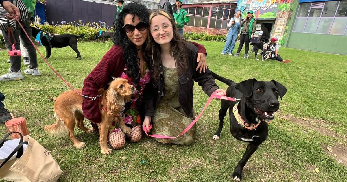 Personas con perros rescatados en Bogotá