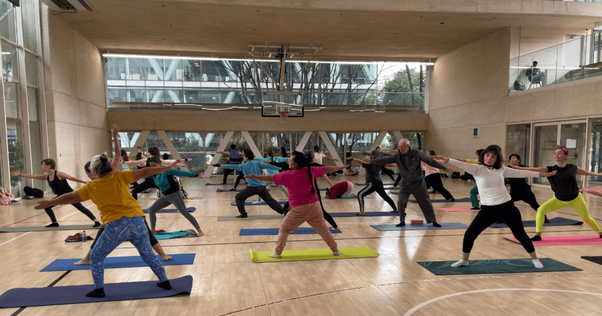 Imagen de varias personas en el gimnasio del CEFE Chapinero tomando l