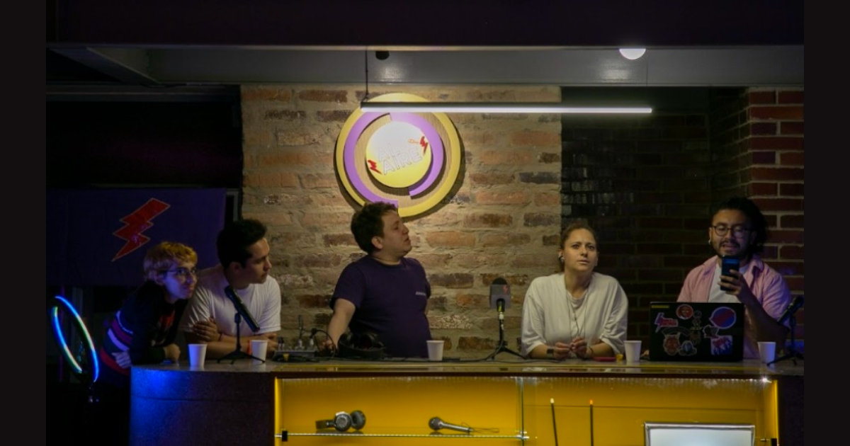 Imagen de los protagonistas de El Confesionario en escena.