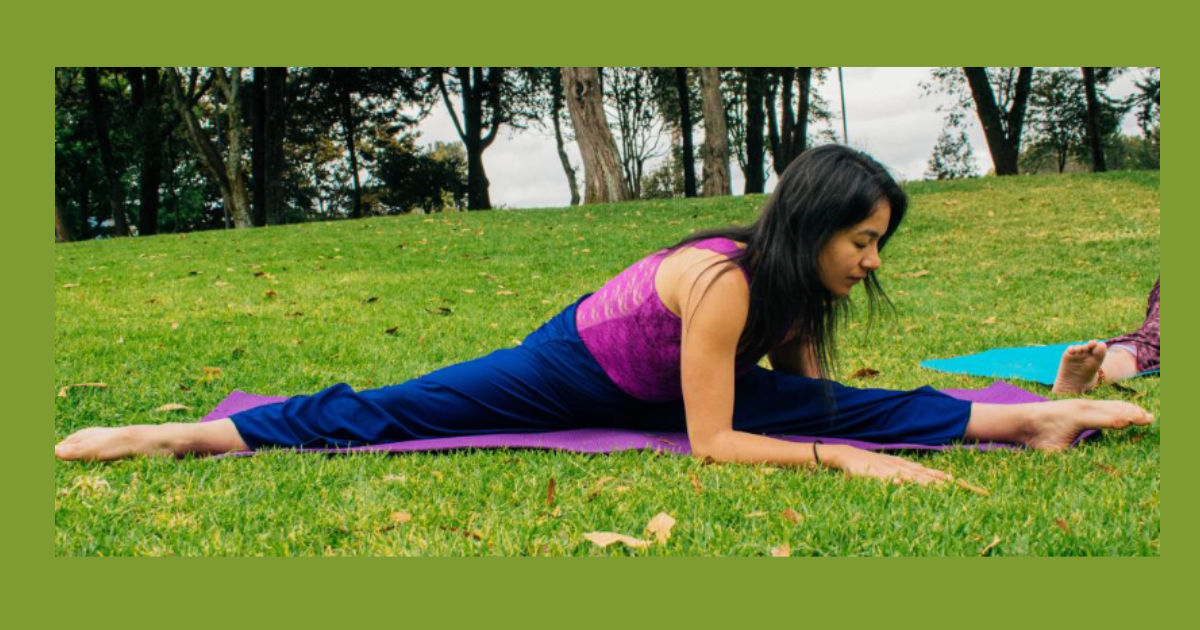 Imagen de una mujer practicando yoga en un parque.