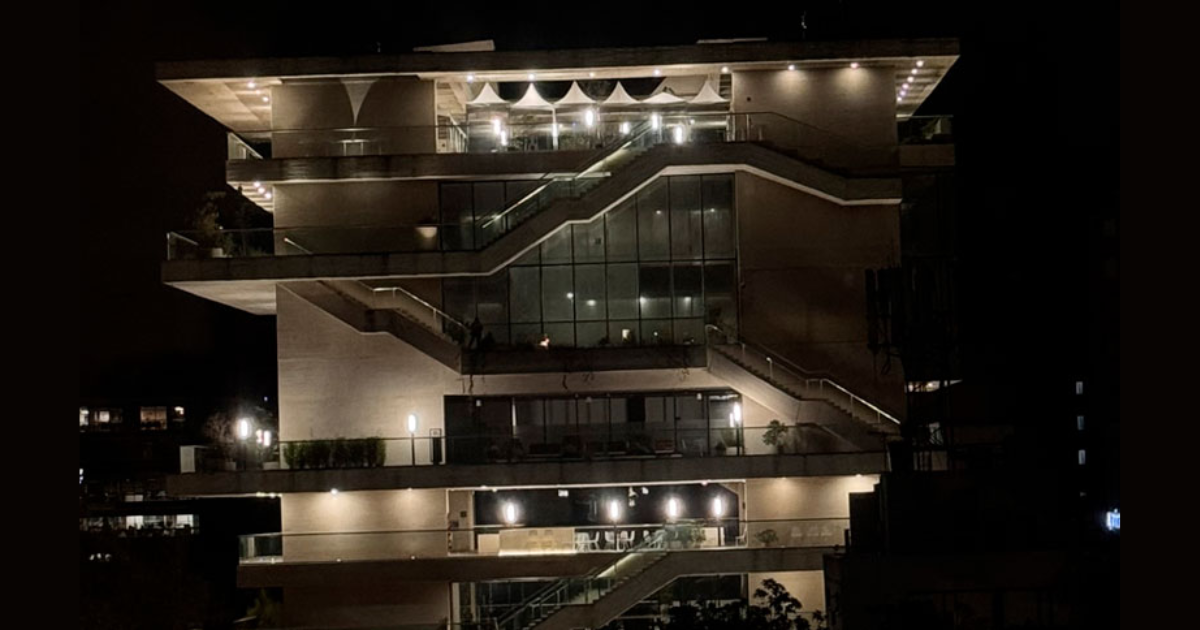 Imagen panorámica nocturna del CEFE Chapinero.