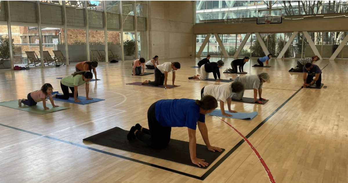 Imagen de varias personas participando en los espacios de yoga del CEFE Chapinero