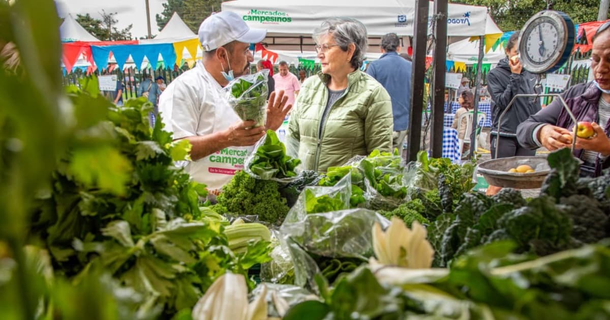 Foto de bogotanos y bogotanas en uno de los Mercados Campesinos de Bogotá.