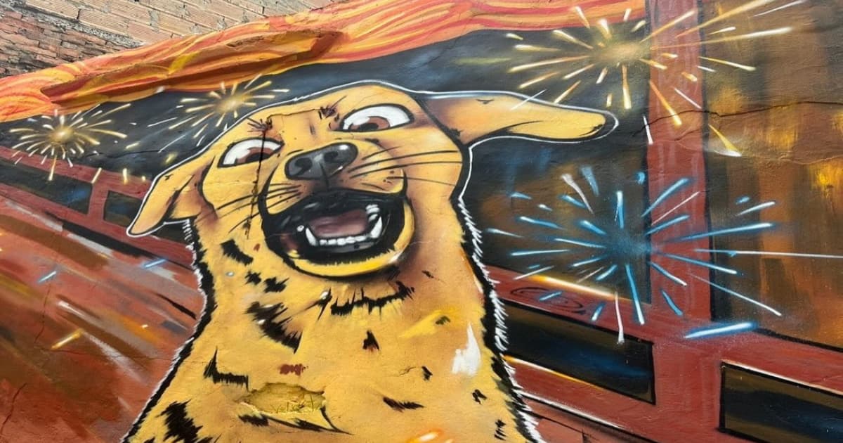 Mural de perro con fuegos artificiales en fondo urbano colorido
