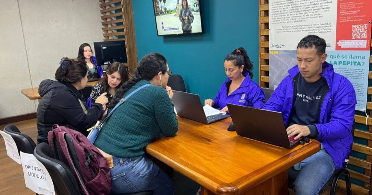 Imagen de funcionarios del IDPC atendiendo a ciudadanos