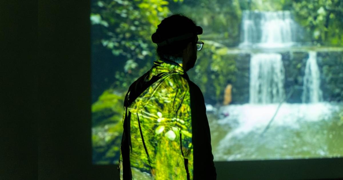 Imagen de un hombre viendo la exposición de una de los hallazgos arqueológicos.