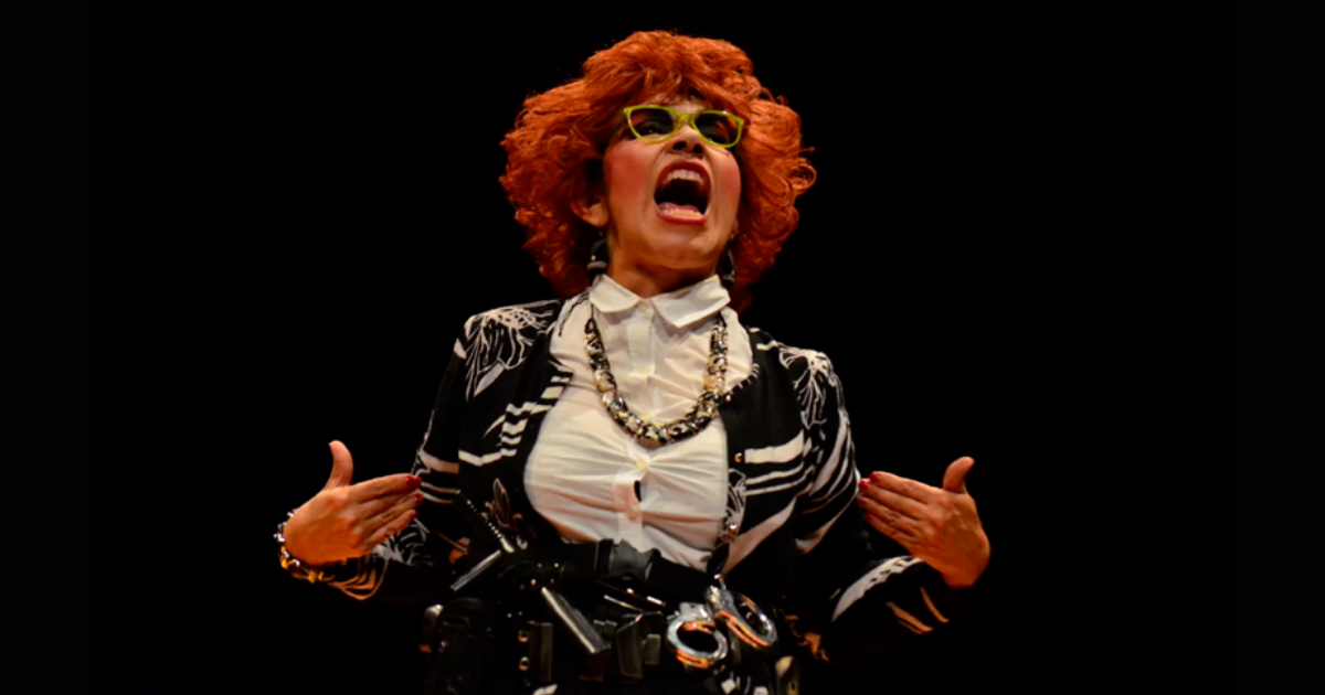 Imagen de la profesora Rosalba Scholasticus en escena.