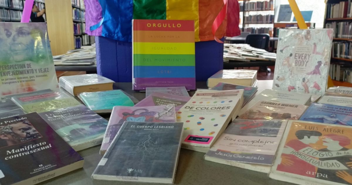 Imagen de libros con títulos acerca delMes del Orgullo LGBTI