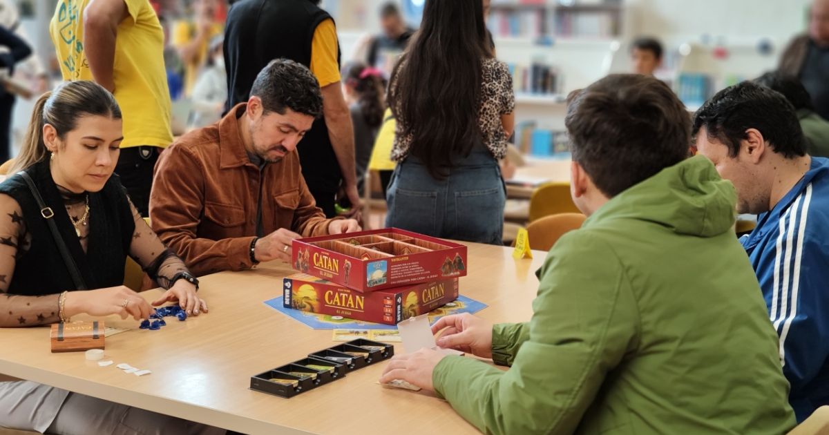 Imagen de un grupo de personas jugando juegos de mesa en Bibliotecas Públicas de Bogotá