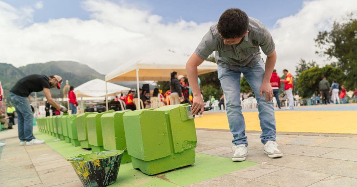 Imagen de dos hombres pintando espacios urbanos