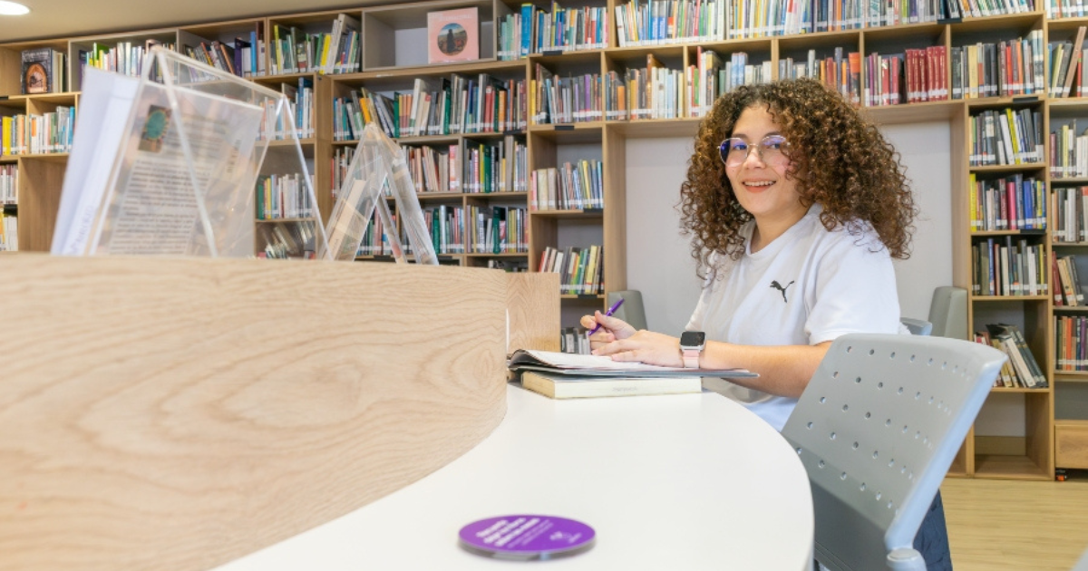 Imagen de una niña con un libro abierto en las bibliotecas públicas de Bogotá