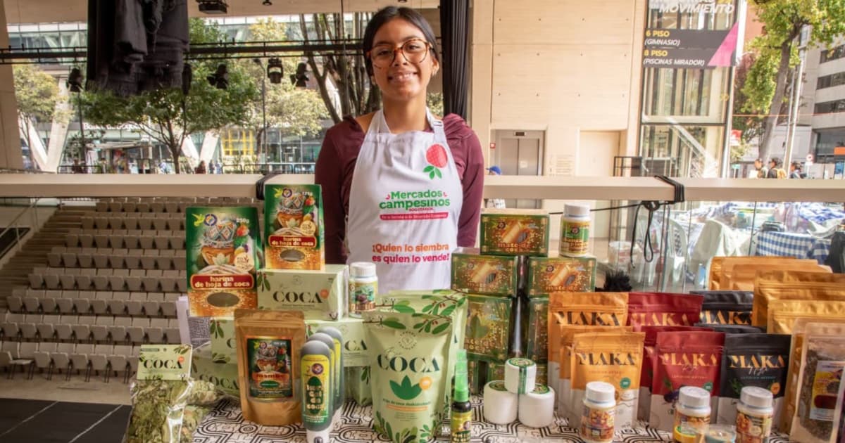 Foto de una mujer en uno de los Mercados Campesinos de Bogotá.