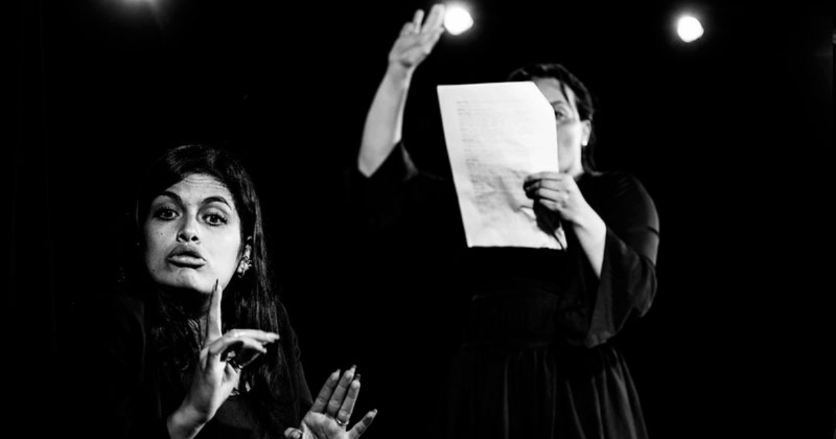 Mujeres actuando en una obra de teatro.