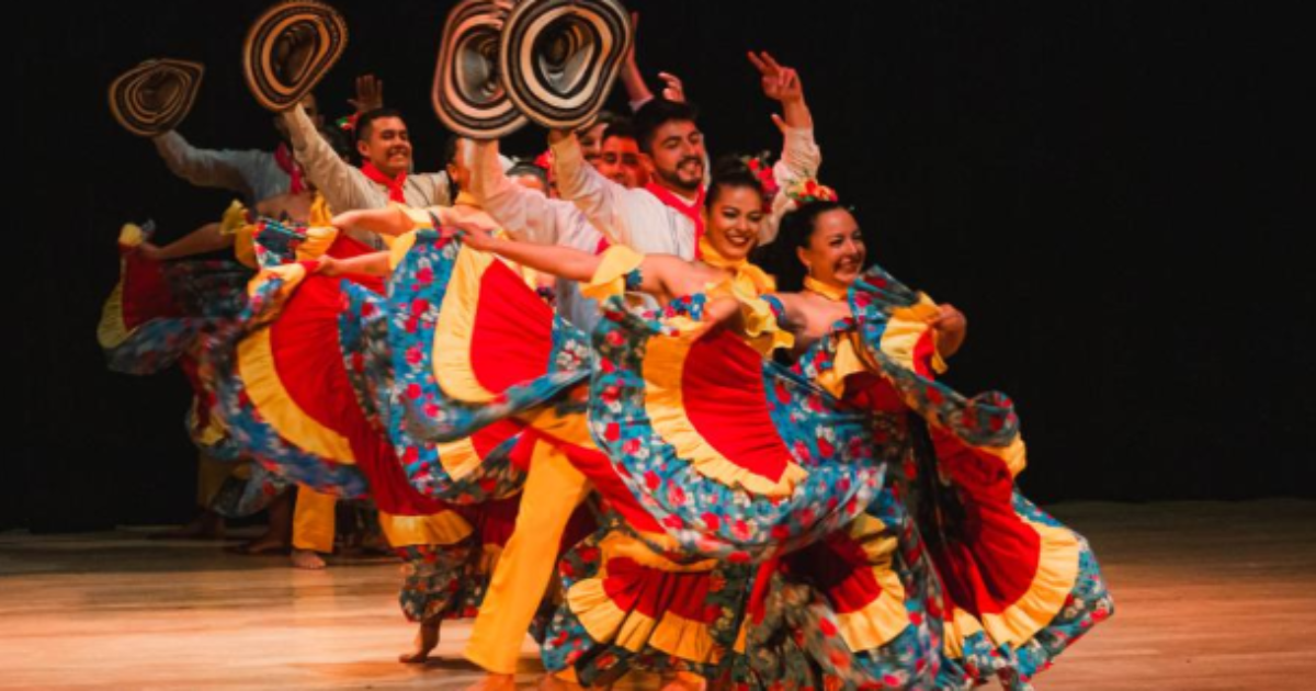 Imagen de un grupo de bailarines contrajes tipicos de cumbia colombiana.
