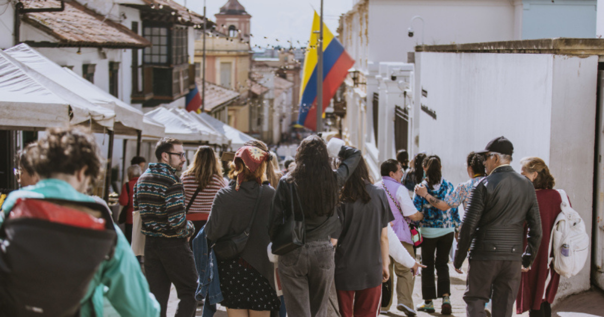 Imagen de personas caminando por las calles del Centro de Bogotá