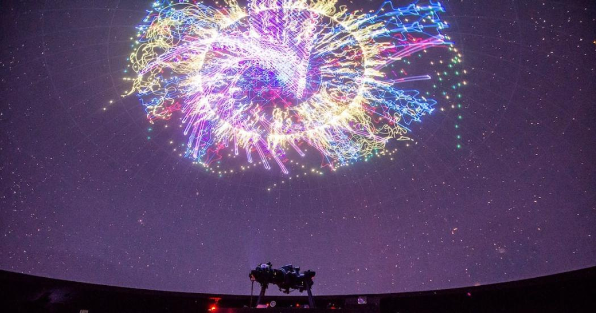 Imagen de diferentes luces en pantalla del Domo del Planetario de Bogotá