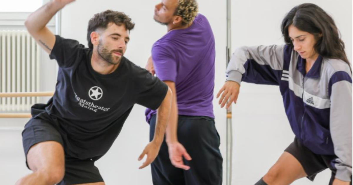 Imagen de tres personas en taller de danza en Casona de la Danza.