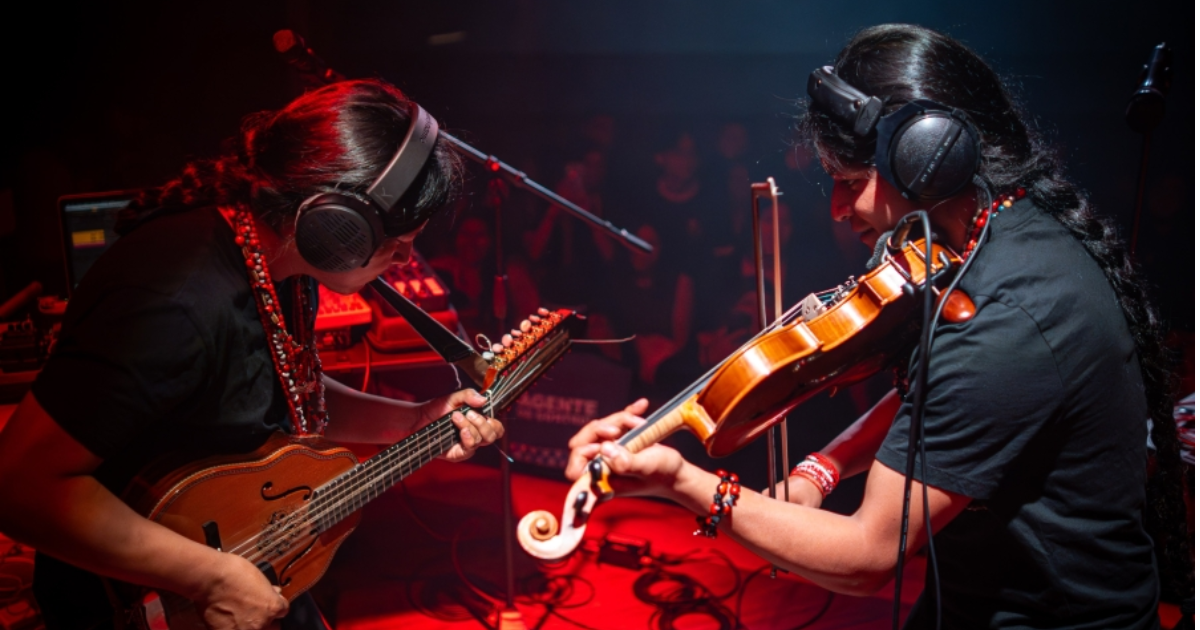Imagen de dos hombres tocando violín.